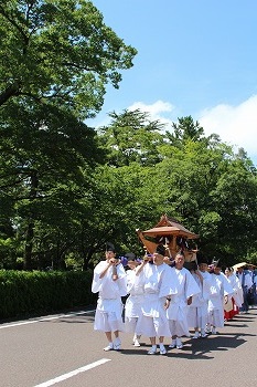 氏子青年会が担ぎ桜岸壁を目指す船神輿