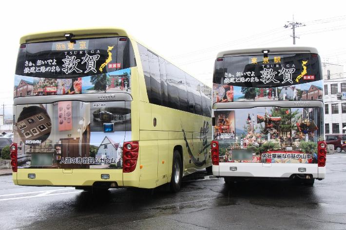 人道の港敦賀ムゼウムや敦賀まつりの山車など、敦賀を代表する観光地などがラッピングされています