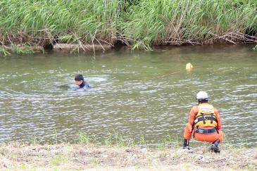対岸に渡したロープを使い、要救助者を救出