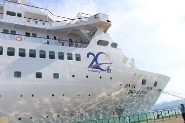 20周年記念のロゴが施された船