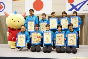成年女子優勝、少年女子3位を受賞した福井県代表選手たち
