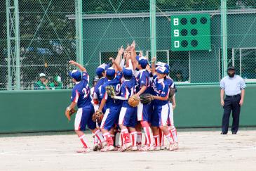 試合前に士気を高める少年女子の福井県代表選手たち