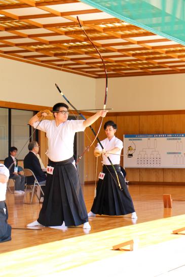 力強く弓を弾く福井県代表の當麻（とうま）選手