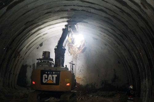 重機で掘削し、深山トンネルが貫通