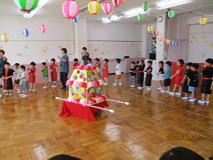 子どもたちがホールで踊っています。