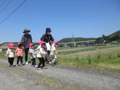 2歳児が農道を散歩しているところ。