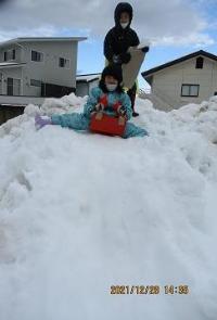 雪の山で滑り台をしました