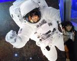 宇宙飛行士になり切って写真を撮りました