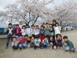 桜の下で記念写真