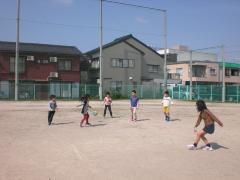 校庭で、ドッチボールを楽しんでいます。