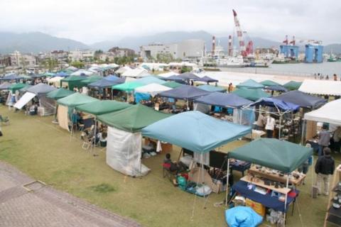 金ヶ崎緑地に全国各地から、陶磁器や木工など約170のオリジナルの店が集まりました。