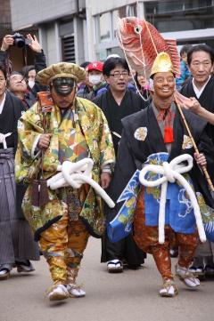 町内を練り歩く大黒神と夷子神 