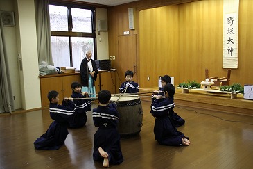 田打踊り　くわに見立てた棒を構える子どもたち