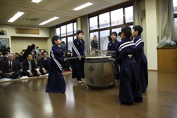 田打踊り　棒で太鼓を打ち、田を耕す様子を表す
