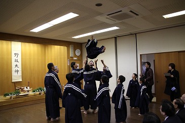 踊りの合間に「果報者」として胴上げされる子ども