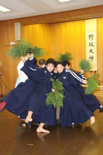 子どもたちの田植踊りの様子　