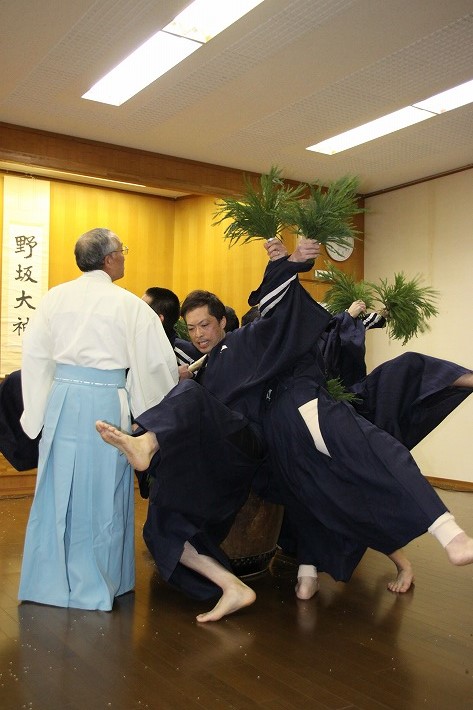 足を大きく振り上げ、田植踊りを踊る男衆