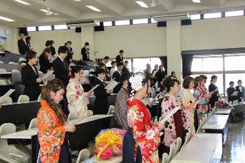 涙ぐむ姿も見られた校歌斉唱