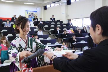 交野学校長から卒業証書を受け取る卒業生