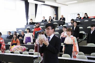 卒業生を代表して答辞を述べる檀野さん