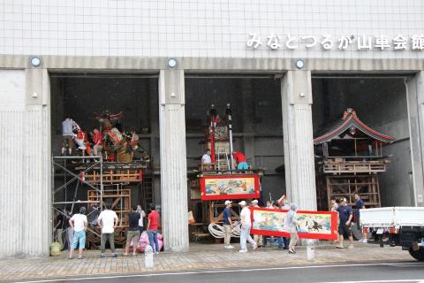 山車を組み立てる地区住民