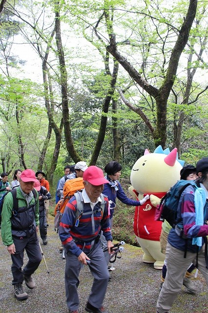 参加者に声援を送る福井国体・大会マスコットキャラクター「はぴりゅう」