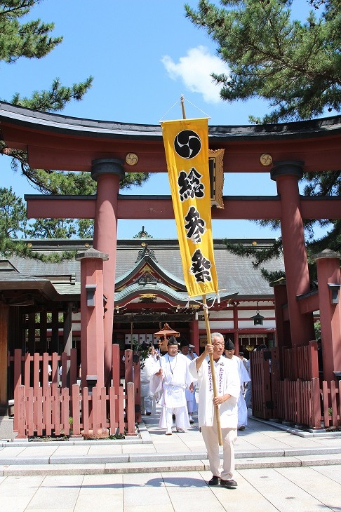 氣比神宮を出発する船神輿