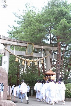 常宮神社に到着した船神輿