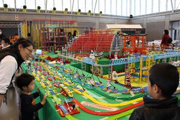 巨大なプラレールを見る子どもたちの様子