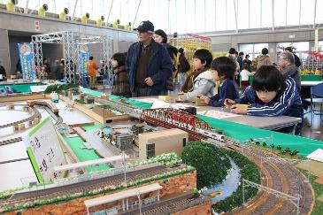 鉄道模型にて運転体験を楽しむ子ども