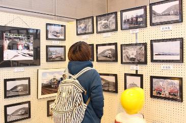 鉄道写真を見る家族連れ