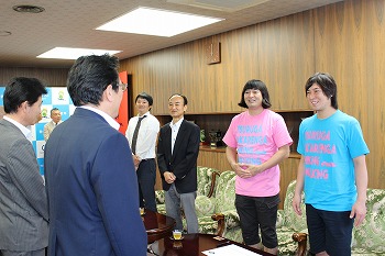 認定書授与の会場にて話をするハイキングウォーキングと渕上市長