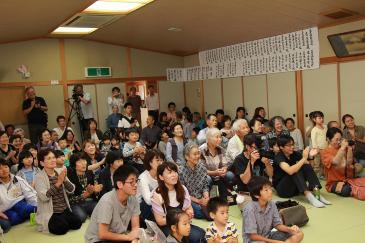地区内外から集まった観客