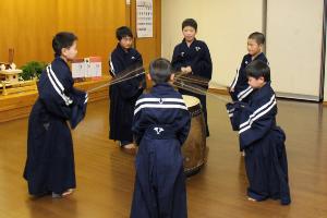田打踊りを披露する子どもたち