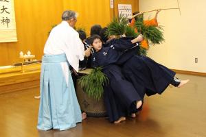 田打踊りを披露する子どもたち