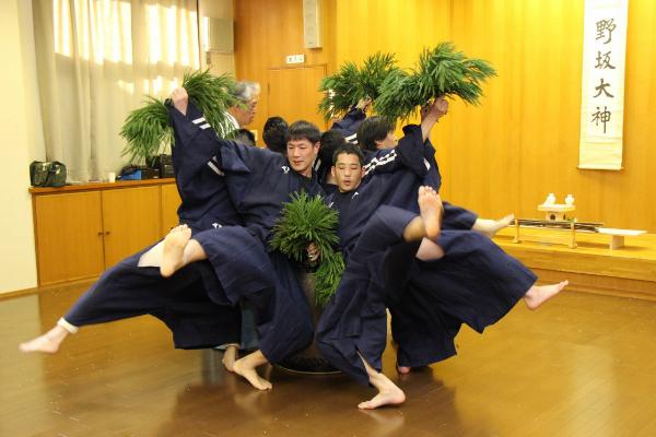 力強い踊りを披露する大人たち