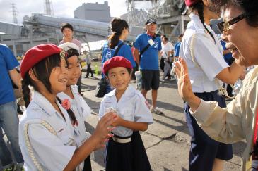 乗船客にノベルティを渡す海洋少年団員