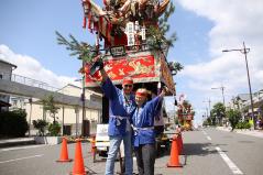 山車の前で記念撮影をする乗船客