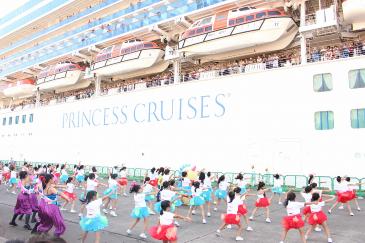 出港時に「はぴねすダンス」を披露
