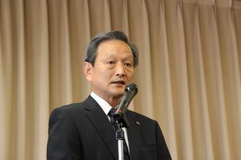 就任のあいさつを述べる片山副市長