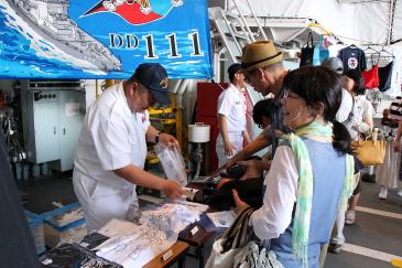 艦上に設けられた物販コーナーの様子