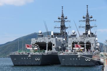 護衛艦「たかなみ」（写真右）と「おおなみ」