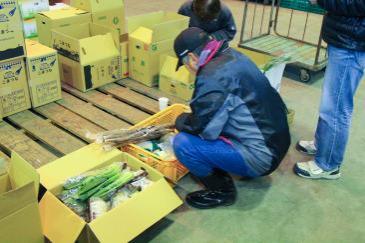 式典を終え、市場で作業をする小売業者