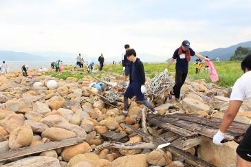 流木やプラスチック容器など様々な漂着ごみを集めます