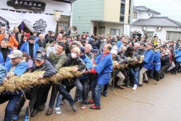 大勢の参加者が綱を引く様子