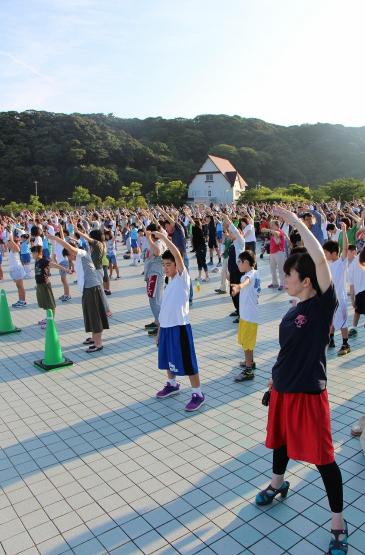 元気よく腕を伸ばす参加者