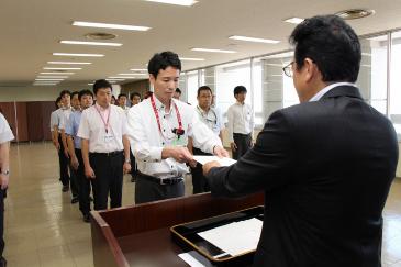 渕上市長から辞令を受け取る市職員