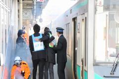 けが人役を避難させるJR社員