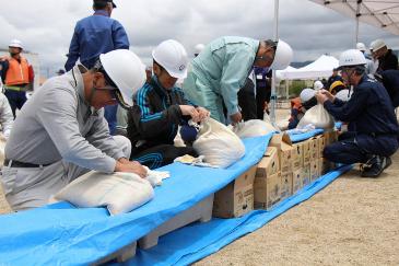 段ボールやプランターで浸水を防ぐ工法を実践中