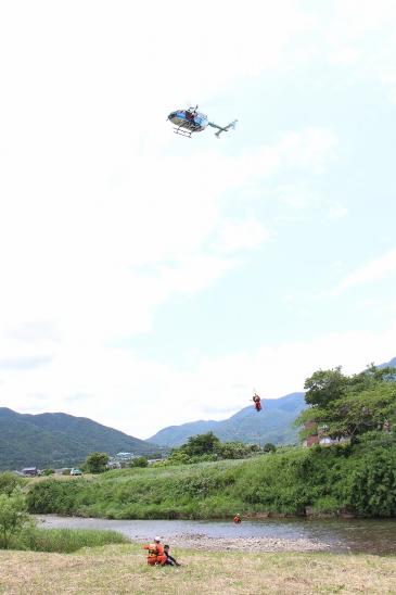 防災ヘリによる救出訓練
